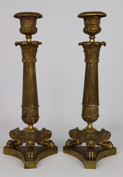 null Paire de bougeoirs en bronze reposant sur trois pieds griffe.

Epoque Restauration.

H_29.5...