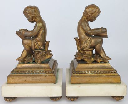 null Paire de sculptures en bronze doré à décor d'enfants à l'écriture et à la lecture,...