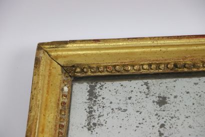 null Petit miroir en bois et stuc doré Louis XVI

H_54 cm L_40.5 cm Miroir piqué