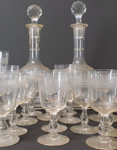 null Partie de service de verres en cristal gravé à décor de croisillons, comprenant...