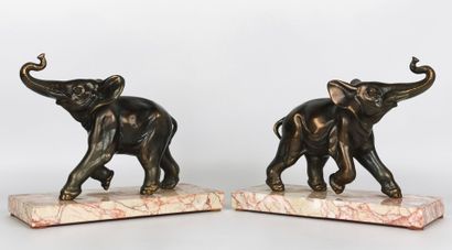 null Paire d'éléphants décoratifs en régule à patine de bronze, sur des bases en...