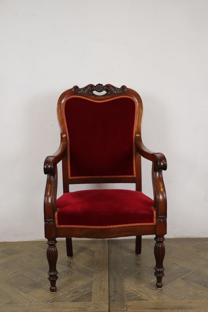 null Paire de fauteuils à haut dossier en acajou mouluré et sculpté.

XIXème siècle.

Garniture...