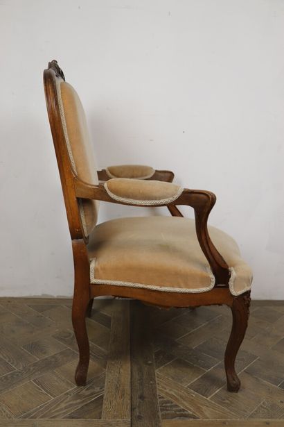 null Paire de fauteuils en bois mouluré et sculpté, les dossiers à la reine.

Style...