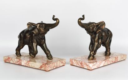 null Paire d'éléphants décoratifs en régule à patine de bronze, sur des bases en...