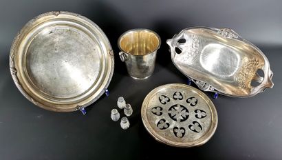 null Réunion d'objets en métal argenté comprenant :

- plateau à décor de joncs enrubannés...