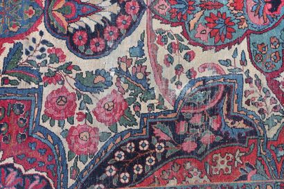 null IRAN.

Grand tapis en laine noué main à décor géométrique et floral sur fond...