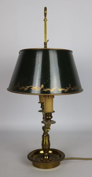 null Lampe bouillotte à deux bras de lumière en bronze doré et tôle peinte.

Style...