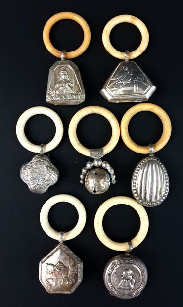 null Collection de sept hochets en argent et anneaux en ivoire ou os.

H_7 cm à H_9...