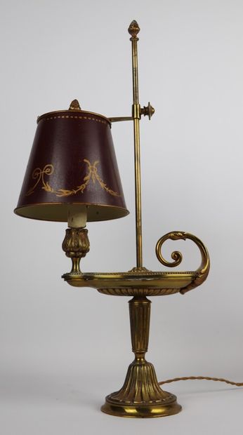 null Lampe en bronze et tôle peinte, dans le style des lampes à huile à système carcel.

Travail...