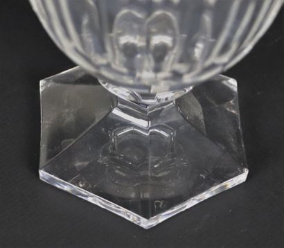 null Carafe en cristal à côtes et frise de lauriers.

H_30,5 cm