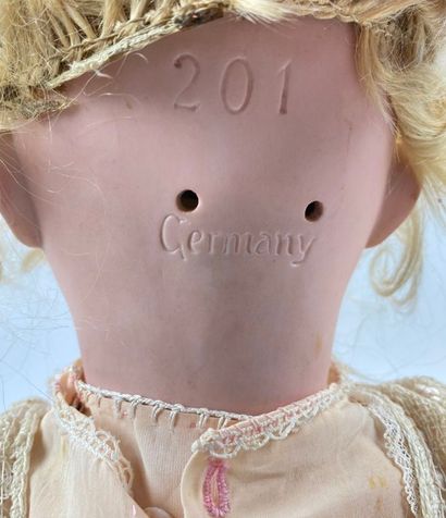 null Bébé à tête en porcelaine et corps en composition.

Marqué "201 Germany 10".

Yeux...