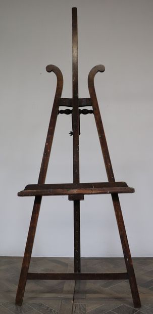 null Chevalet en bois naturel teinté, ajustable en hauteur.

Vers 1900.

H_168 cm...