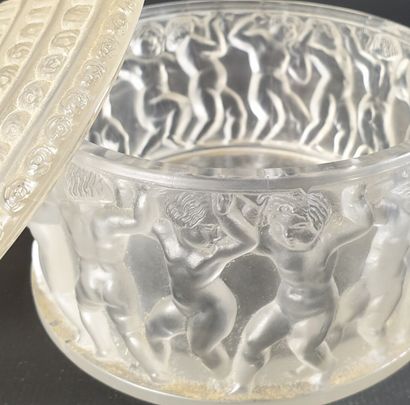 null LALIQUE France.

Bonbonnière ou boîte modèle « Enfants » en cristal moulé à...