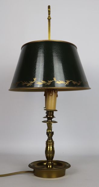 null Lampe bouillotte à deux bras de lumière en bronze doré et tôle peinte.

Style...