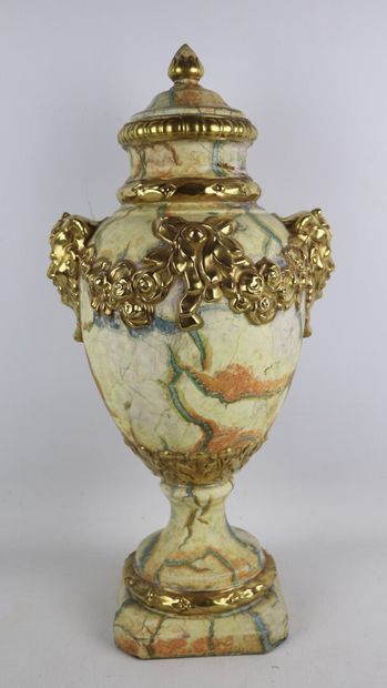 null Vase couvert en céramique à l'imitation du marbre, les prises en masques de...