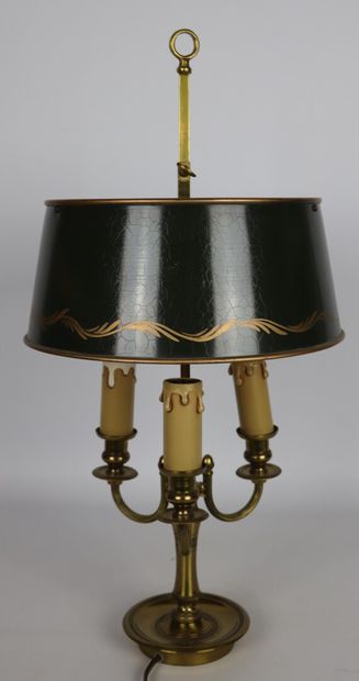 null Lampe bouillotte à trois bras de lumière en bronze doré et tôle peinte.

Style...