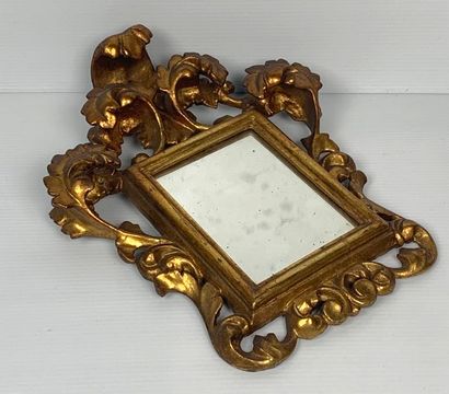 null ITALIE.

Miroir en bois doré, à décor rocaille.

Fin du XIXème ou début du XXème...