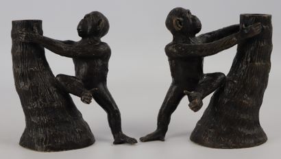 null Paire de bougeoirs en bronze figurant un singe se tenant à un tronc.

H_12 cm...
