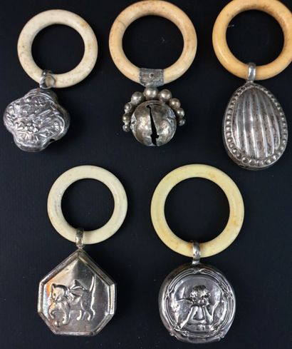 null Collection de sept hochets en argent et anneaux en ivoire ou os.

H_7 cm à H_9...