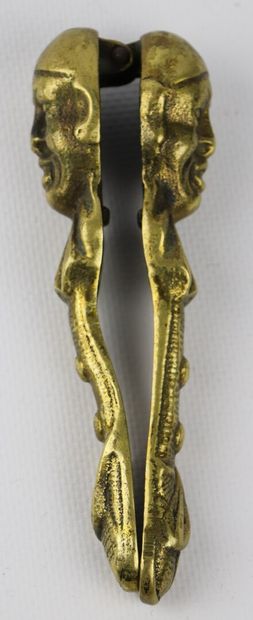 null Casse-noix en bronze figurant sur chaque face un pierrot.

L_13 cm