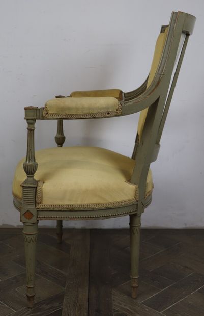 null Paire de fauteuils en bois mouluré et sculpté, laqué gris.

Style Directoire.

Garniture...