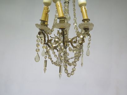 null Lustre à six lumières en bronze doré et pampilles de cristal.

Style XVIIIème...