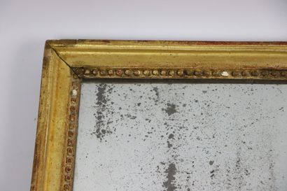 null Petit miroir en bois et stuc doré Louis XVI

H_54 cm L_40.5 cm Miroir piqué