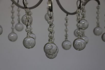 null Travail français des années 1930.

Lustre en aluminium et pampilles en perles...