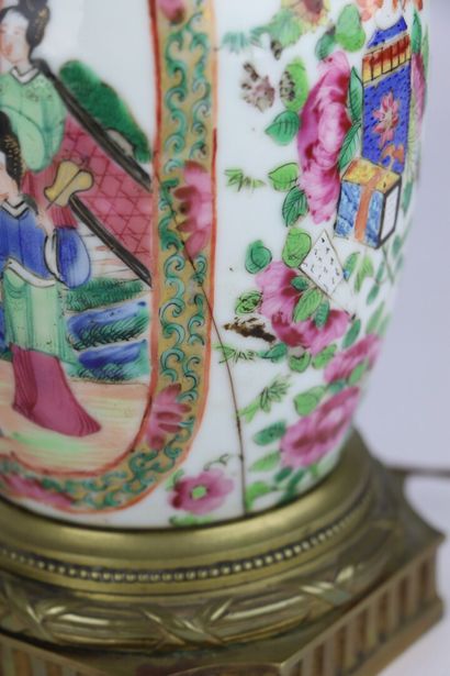 null CHINE, Canton.

Paire de vases en porcelaine à décor polychrome, montures en...