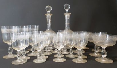 null Partie de service de verres en cristal gravé à décor de croisillons, comprenant...