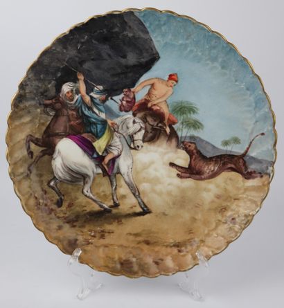 null Paire de plats en porcelaine à décor polychrome orientaliste d'une chasse au...