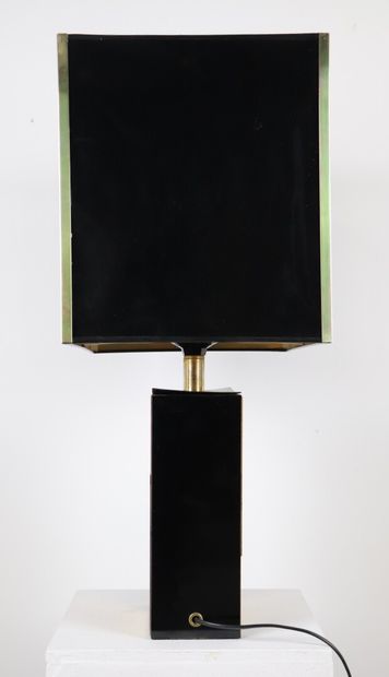 null Travail français des années 1980.

Lampe en lamifié noir et laiton.

H_34 cm.

H_63,5...
