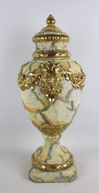 null Vase couvert en céramique à l'imitation du marbre, les prises en masques de...