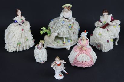 null Collection de statuettes en porcelaine figurant des femmes aux crinolines ajourées.

Diverses...