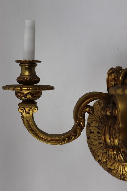 null Suite de quatre appliques à deux lumières en bronze doré à décor d'acanthes...