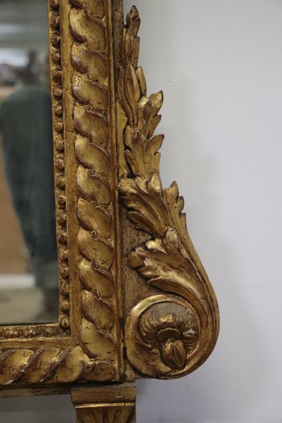 null Miroir en bois sculpté et doré, le fronton à décor d'oiseaux encadrant un écusson...