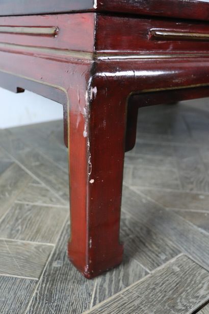 null CHINE, vers 1900.

Grande table basse rectangulaire en bois et laque or sur...