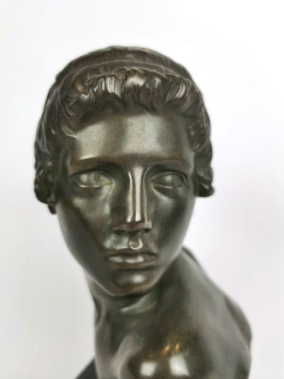 null Constant ROUX (1865-1929).

Buste d'Achille enfant.

Bronze à patine brune,...