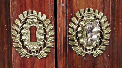 null Commode à portes en acajou et bronze doré, ouvrant à deux vantaux et deux tiroirs...