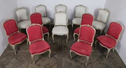 null Suite de douze chaises en bois mouluré et sculpté rechampi crème et filets bleus.

Style...