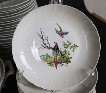 null LIMOGES. BERNARDAUD.

Service en porcelaine à décor polychrome d'oiseaux branchés....
