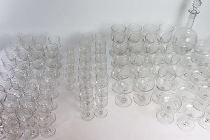 null Partie de service de verres en cristal gravé à décor de guirlandes, comprenant...
