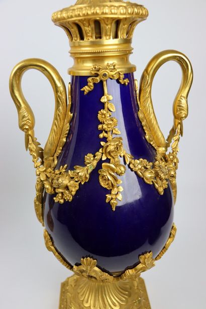 null Paire de vases couverts en porcelaine émaillée bleu profond et bronze doré,...