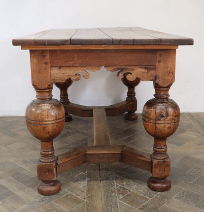 null Table en chêne mouluré et sculpté, reposant sur quatre pieds sphériques formant...