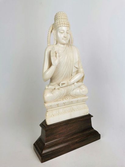 null JAPON ou ASIE DU SUD-EST.

Bouddha assis en padmasana en ivoire sculpté, esquissant...