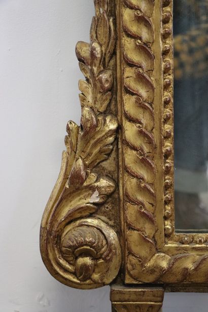 null Miroir en bois sculpté et doré, le fronton à décor d'oiseaux encadrant un écusson...