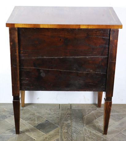 null Petite commode ou meuble de salon en placage d'acajou et marqueterie de filets...