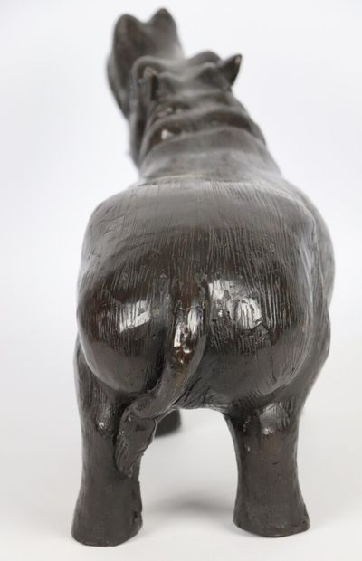 null Hippopotame.

Sculpture en bronze à patine brun sombre.

H_23,5 cm L_39 cm