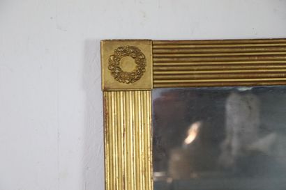 null Miroir rectangulaire en bois doré, le cadre à décor de cannelures et les angles...