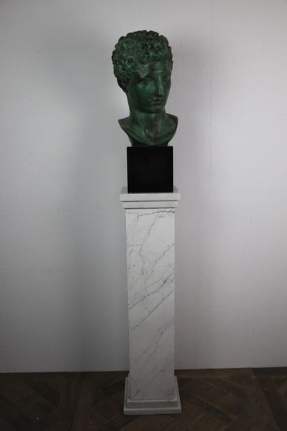 null D'après l'Antique.

Hermès de Praxitèle, présenté sur une gaine de marbre blanc...